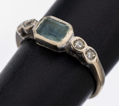 14 kt Gold Aquamarin-Diamant-Ring, WG 585/000, Aquamarin im Treppenschliff ca. 0.25 ct, Facetten abgetragen, 4 8/8-Diamanten zus. ca. 0.06 ct feines ...
