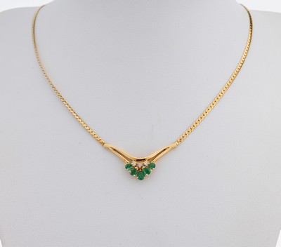 18 kt Gold Smaragd-Brillant-Collier, GG 750/000, geschwungenes Mittelteil mit 5 facett. Smaragd-Tropfen zus. ca. 0.30 ct, 3 Brillanten zus. ca. 0.06 ...