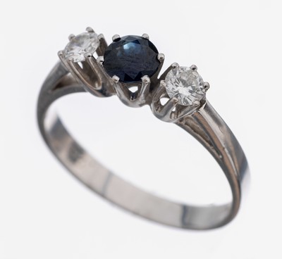 18 kt Gold Saphir-Brillant-Ring, WG 750/000, mittig rundfacett. Saphir ca. 0.60 ct, 2 Brillanten zus. ca. 0.30 ct Weiß/vs, RW 56, ca. 3.2 g