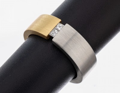 18 kt Gold und Platin Diamant-Ring, GG 750/000 und Pt 950/000, sat., qualitätvolle Verarbeitung, 2 Princess Cut Diamanten zus. ca. 0.17 ct (grav.) ...