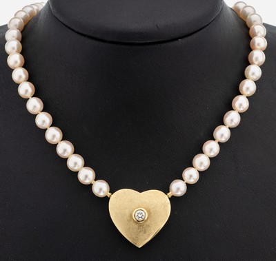 Perl-Collier mit 14 kt Gold Brillant-Schließe, GG 585/000, Akoyazuchtperlen, D. ca. 6.8-7.2 mm, herzf. Mittelteil als Bajonetteschließe, Brillant ...
