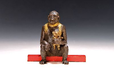 Guido Messer, geb. 1941 Buenos Aires, Bronzeplastik, "Gorilla weiblich", 2003, Ed. 1/18, mit roter und goldener Lackfarbe karikierend ...