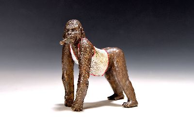 Guido Messer, geb. 1941 Buenos Aires, Bronzeplastik, "Gorilla männlich", 2003, Ed. 1/18, mit roter und silberfarbener Lackfarbe ...