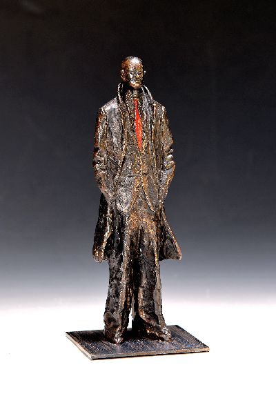 Guido Messer, geb. 1941 Bueno Aires, Bronzeplastik, "Fremdling", 1983, Ed. 13/18, auf Stahlplinthe, Krawatte mit roter ...