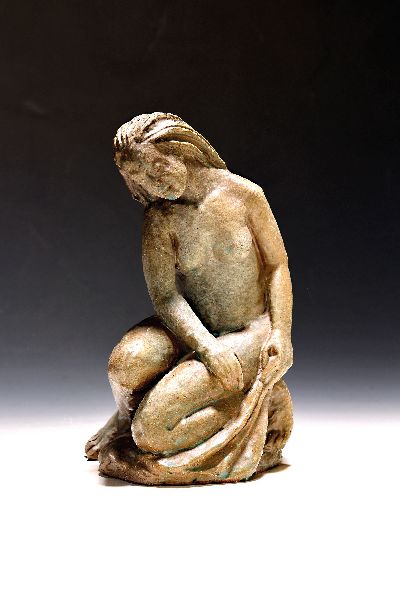 Kermikskulptur Eroika von Hermann Vollmer (1898-1972 Karlsruhe), sitzender weiblicher Akt, Majolika, monogr. HV, betitelt Eroika, H. ca. 28cm
