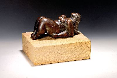 Bettina C. Morio, geb. 1968 Grünstadt, liegender weiblicher Akt, Bronzeguß, sign., num. 1/8, Gießerstempel Balzer Pforzheim, ca. 11x27x11cm, lose ...