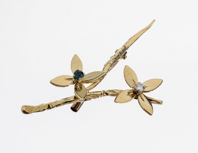 14 kt Gold Brillant-Saphir-Brosche, GG 585/000, in Form zweier Blüte, Brillant und facett. Saphir, L. ca. 4 cm, ca. 3.5 g