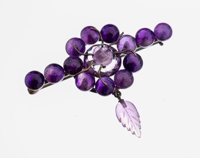 Amethyst-Brosche, Idar Oberstein um 1880-90, mittig facett. Amethyst mit aufgelegter Spinne, pol. Amethystkugeln, facett. blattförmige Abhängung, ...