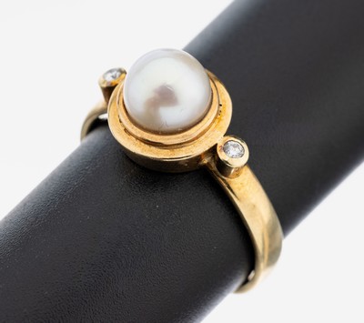 14 kt Gold Perl-Brillant-Ring, GG 585/000, mittig Akoyazuchtperle, D. ca. 7.7 mm, seitl. 2 Brillanten zus. ca. 0.06 ct Weiß/si, RW 63, ca. 7.4 g