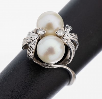 14 kt Gold Perl-Diamant-Ring, WG 585/000, hoch aufgebauter Ringkopf, 2 Akoyazuchtperlen,D. ca. 7.3 mm, 2 8/8-Diamanten zus. ca, 0.06 ct Weiß/si, RW ...