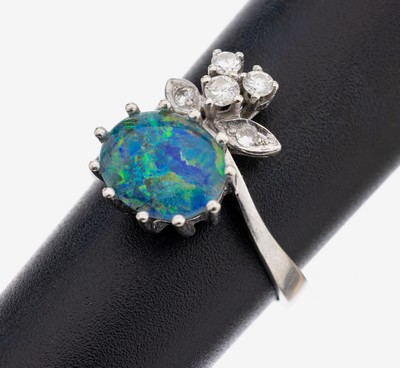 14 kt Gold Opal-Brillant-Ring, WG 585/000, florale Gestaltung, ovale Opaltriplette, 5 Brillanten zus. ca. 0.20 ct (grav.) Weiß/si-p,RW 53, ca. 3.7 g