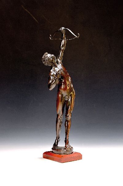 Bronzeskulptur männlicher Akt mit Bogen, 20.Jh, sign. H. ca. 39 cm Signatur noch zu entziffern
