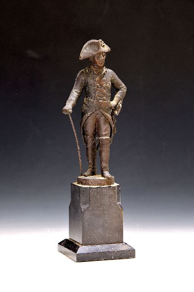 Offizier auf Steinsockel, mit Spazierstock, H. ca. 30 cm