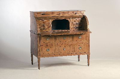 Rollsekretär, Klassizismus, um 1780, Nußbaumfurnier, z.T. Wurzelnuss, Bandintarsien in Pflaume, ausziehbare Schreibfläche, hinterRollklappe ...