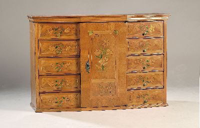 Tabernakelaufsatz, 18.Jh., Nußbaumfurnier, aufwendig Intarsien in floralen Dekorationen, 10 Schubladen und eine Tür, hinter Türe weitere 2 ...