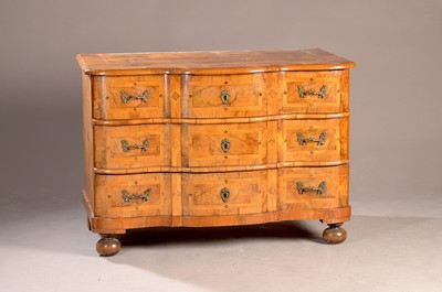 Barock-Kommode, um 1740/50, Nußbaumfurnier, doppelt geschweift, 3 Schubladen, Messingapplikationen, Seiten mit Rautenfurnier, ca. 83x119x67 cm, EZ ...