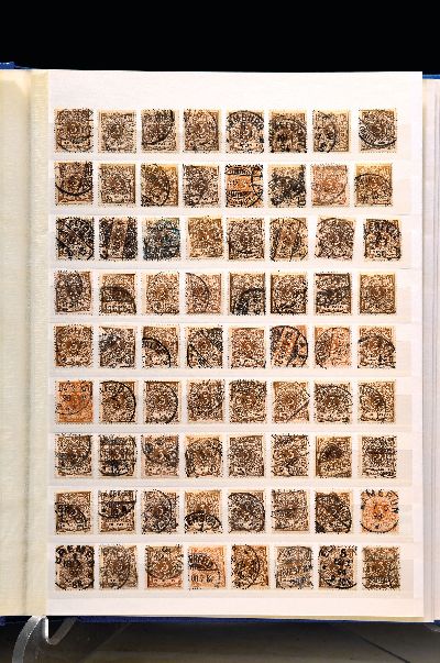 Konvolut Briefmarken und Münzen: Kreuzer- und Groschenwerte, Deutsches Reich und Europa, DR gestempelt, Europa gestempelt, dazu: wenige ...