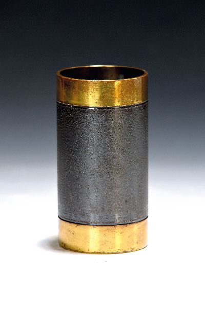 Bauhaus Stiftehalter von Hans Przyrembel, (1900-1945), Messing, mittig reich punziert und bronzefarben patiniert, am Boden Signet und bez. ...