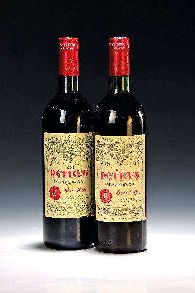 2 Flaschen Chateau Petrus, Jahrgänge 1977 und 1993, Grand Vin, Mme. L.P. Lacoste-Loubat, Pomerol, ca. 750ml, 13,5%Vol., top shoulder, aus Münchener ...