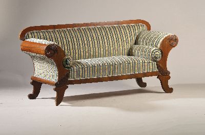Biedermeier Sofa, um 1840, Mahagonifurnier, gepolstert und bezogen, aufgelegte Schnitzereien an der Front, volutenförmige Füße, ca. 102x218x71 cm, ...