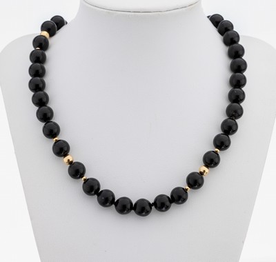 Onyx-Collier mit 14 kt Gold Schließe und Zwischengliedern, GG 585/000, Onyx-Kugeln, D. ca. 10 mm, GG-Zwischenkugeln, 1 Kugel mit Delle, ...
