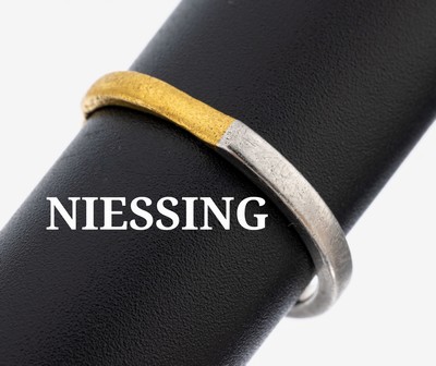 24 kt Gold und Platin NIESSING Ring, GG 1000/000 und Pt 950/000, jeweils hälftig, RW 63, ca. 4.8 g, Handarbeit, Tragespuren