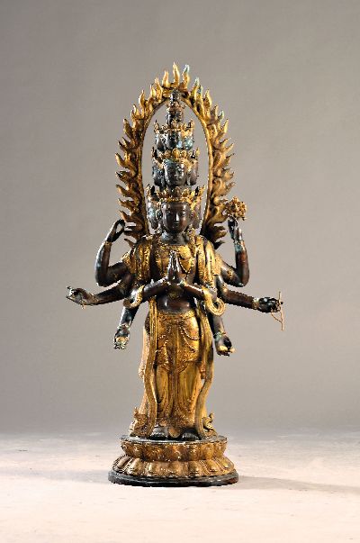 Große Skulptur eines Boddhisatvas Avalokiteshvara, wohl Tibet/Nepal, 2.H.20.Jh., Bronze, achtarmig, 11-köpfig, mit Flammen- Aureola, H.ca. 108cm, ...