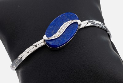 14 kt Gold Lapislazuli-Brillant-Armband, 1970er Jahre, WG 585/000, Mittelteil ovale Lapislazuli-Platte, aufgelegtes geschwungenes Ornament mit 6 ...