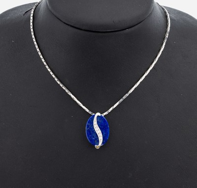 14 kt Gold Lapislazuli-Brillant-Collier, 1970er Jahre, WG 585/000, Mittelteil ovale Lapislazuli-Platte, aufgelegtes geschwungenes Ornament mit 6 ...