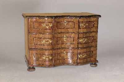 Barock-Kommode, süddeutsch, um 1740/50, Nussbaumfurnier, Bandelwerk, Platte mit geometrischen quadratischen Einlagen, Schubladen, orig. Beschläge, ...