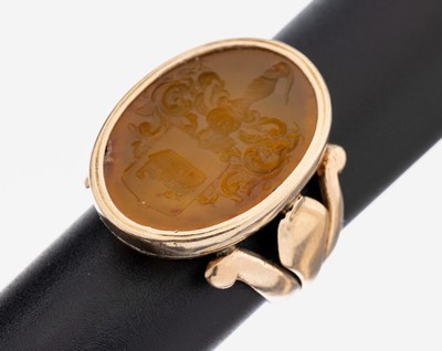 14 kt Gold Achat-Siegelring, um 1880, GG 585/000, ovaler gelblicher Achat mit Intaglio,Darstellung eines Familienwappens, RW 63, ca. 11.8 g
