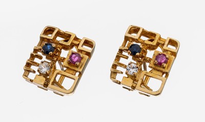 Paar 18 kt Gold Farbstein-Ohrstecker, GG 750/000, abstrakt geometrisches Design, 2 rundfacett. Saphire und 2 rundfacett. Rubine zus. ca. 0.60 ct, 2 ...