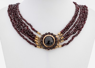 Granat-Kropfband mit 8 kt Gold Schließe, Böhmen um 1880, RoseG 333/000, 6-rhg. facett. Granate, Schmuckschließe und Zwischenglieder (wohl Tombak) ...