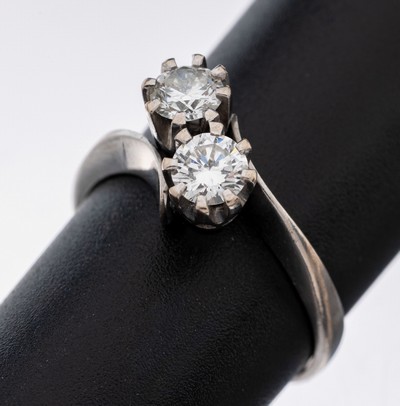 18 kt Gold Brillant-Ring, WG 750/000, 2 Brillanten zus. ca. 0.74 ct feines Weiß- Weiß/if-vvs (Angaben grav.), RW 58, ca. 5 g