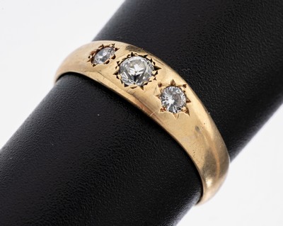 14 kt Gold Diamant-Ring, dat. 1892, GG 585/000 gepr., mittig Altschliffdiamant ca. 0.15 ct Weiß/si, seitl. 2 Brillanten (sek.) zus. ca. 0.10 ct ...