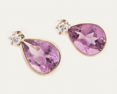 Paar 14 kt Gold Brillant-Ohrstecker mit Amethyst-Einhängern, WG/GG 585/000, 2 in WGgefasste Brillanten zus. ca. 0.50 ct Weiß/si, GG-Einhänger mit ...