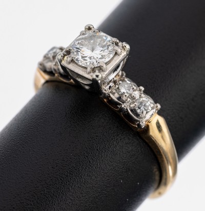 14 kt Gold Diamant-Ring, GG/WG 585/000, erhaben in WG gefasster Brillant ca. 0.40 ct feines Weiß/vs, 4 in WG gefasste 8/8-Diamantenzus. ca. 0.06 ct ...