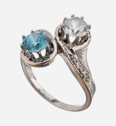 14 kt Gold Zirkon-Diamant-Ring, WG 585/000,gegenläufig gearbeitet, rundfacett. Zirkon ca.1.00 ct, 1 Diamantimitation, Ringschultern mit6 ...