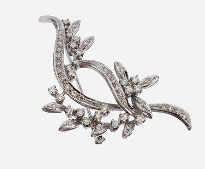 18 kt Gold Diamant-Brosche, 1960er Jahre, WG 750/000, abstrakt floral, 4 Brillanten und 47 8/8-Diamanten zus. ca. 0.78 ct Weiß/si, ca.5 x 3.6 cm, ...