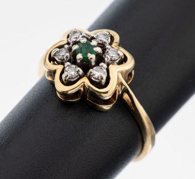 14 kt Gold Smaragd-Diamant-Ring, GG/WG 585/000, blütenf. Ringkopf, mittig rundfacett.Smaragd ca. 0.10 ct, 6 8/8-Diamanten zus. ca. 0.12 ct ...