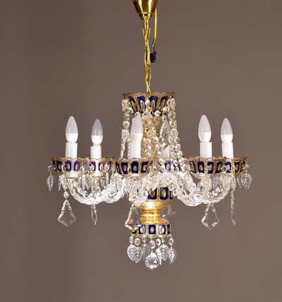 Deckenlüster, 20.Jh., 6 Brennstellen, üppig behangen mit Glassteinen mit blauem Glas, Elektrifizierung nicht geprüft, H. ca. 74 cm D. ca. 57 cm