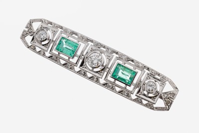 18 kt Gold Art Deco Diamant-Smaragd-Brosche, um 1930, WG 750/000 gepr., qualitätvolle Verarbeitung, durchbrochen gearbeitet, Millegriffverz., 3 ...