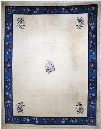 Peking antik, China, um 1900, Wolle auf Baumwolle, ca. 350 x 277 cm, Mottenfraß, EHZ: 4(gereinigt)