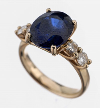 18 kt Gold Saphir-Brillant-Ring, GG 750/000, mittig ovalfacett. Saphir (diffusionsbeh., ggf. Synthese) ca. 6.0 ct, 4 Brillanten zus. ca. 0.80 ct ...