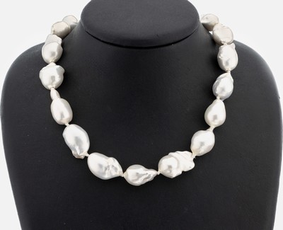 Perl-Collier, 45 barocke Süßwasserzuchtperlen in versch. Größen und Formen, sogn. Monsterperlen, Karabinerschließe925er Silber, L. ca. 90 cm