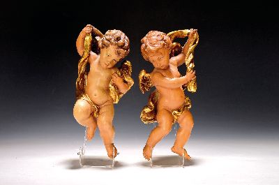 Paar Engel, wohl süddeutsch oder Südtirol, Lindenholz geschnitzt und teilvergoldet, L. ca. 27 cm