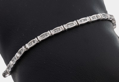 Diamant-Armband, 925er Silber, 109 Diamantbaguettes zus. ca. 2.50 ct Weiß-get. Weiß/p, L. ca. 19.3 cm, Kastenschloss mit Sicherheitsacht