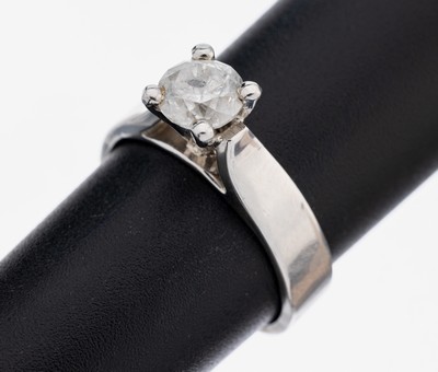 18 kt Gold Brillant-Ring, WG 750/000, Brillant ca. 1.00 ct Weiß/p3, RW 55, Ringschiene teilw. mit Hammerschlagverz., ca. 6.5 g, IGL-Expertise anbei