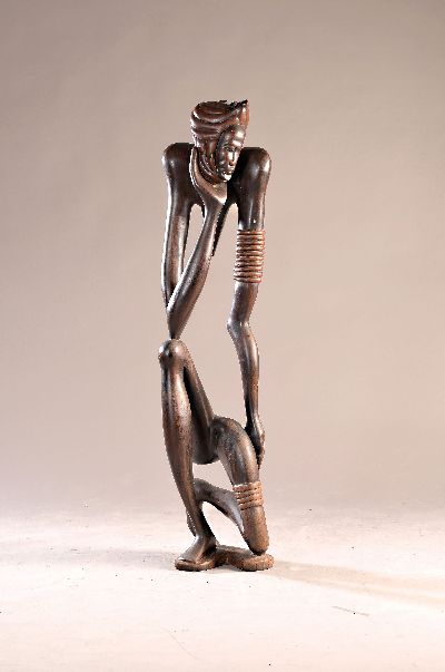 Große Künstlerfigur, Lamin Sanneh, Gambia, um 1970-75, packende Darstellung des Verweilens in stilyp. Haltung, dabei Elemente des Körpers in der ...