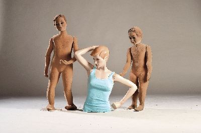 3 Schaufensterpuppen, 20. Jh., 1x Torso einer jungen Frau, Kunststoff, Kopf bemalt, aufgelegte Wimpern, ein Daumen fehlt, spannungsrißig, H. ca. ...